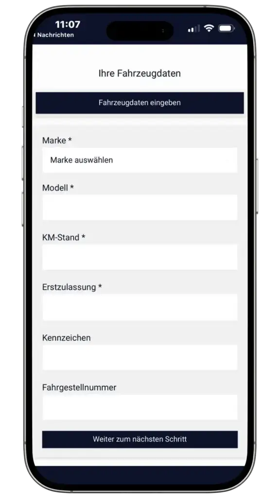 Smartphone mit Formular zur Eingabe von Fahrzeugdaten wie Marke, Modell, Kilometerstand, Erstzulassung, Kennzeichen und Fahrgestellnummer