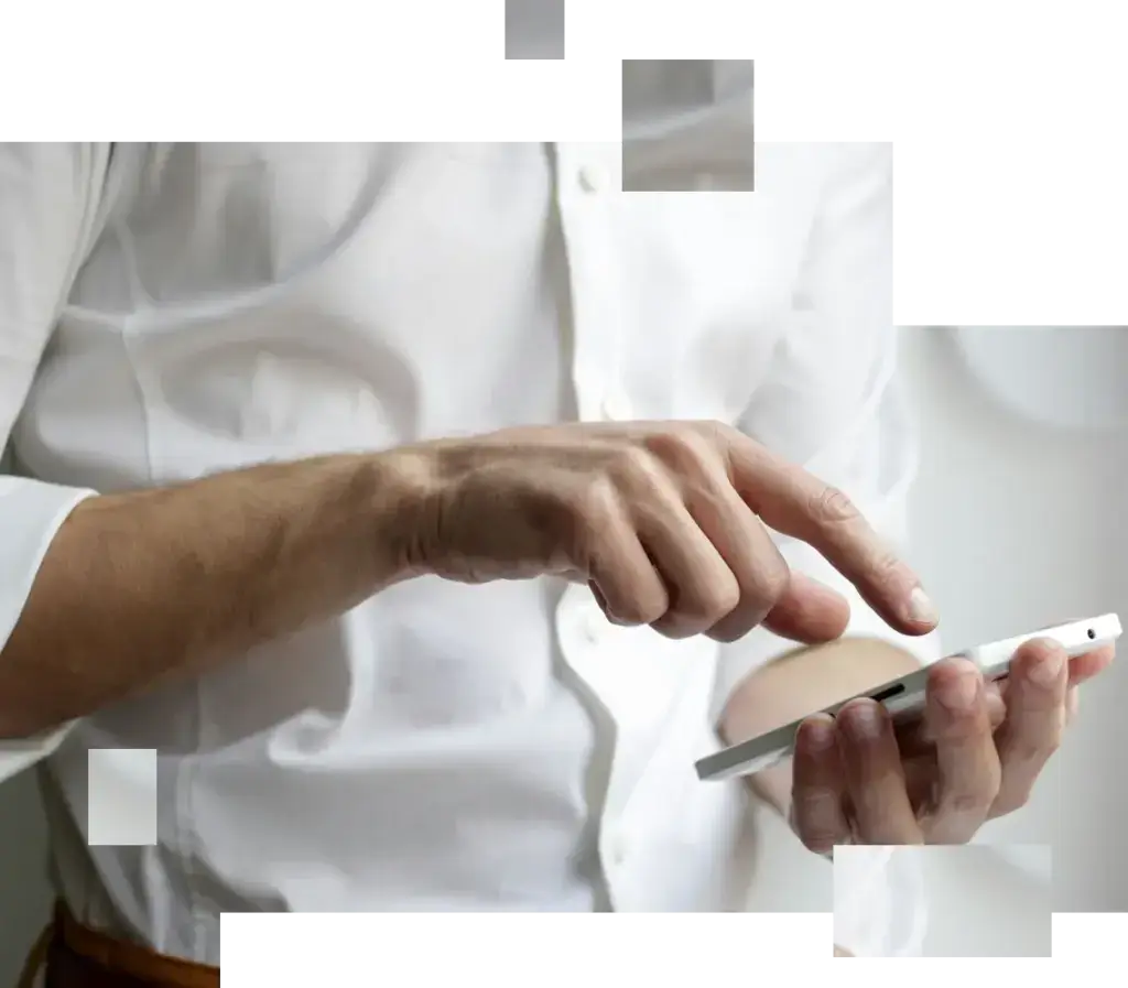 Mann in weißem Hemd bedient Smartphone mit einer Hand